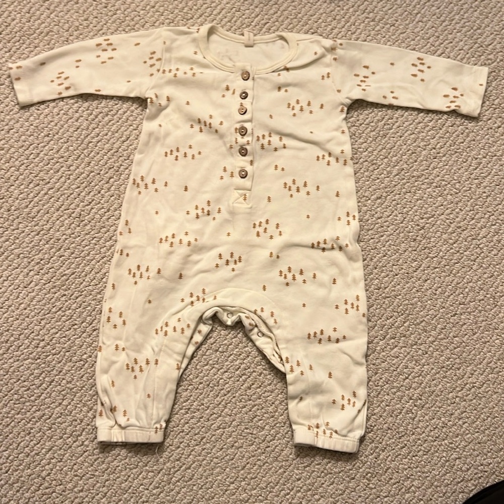 EUC Quincy Mae woven jumpsuit l Trees 3-6 mos